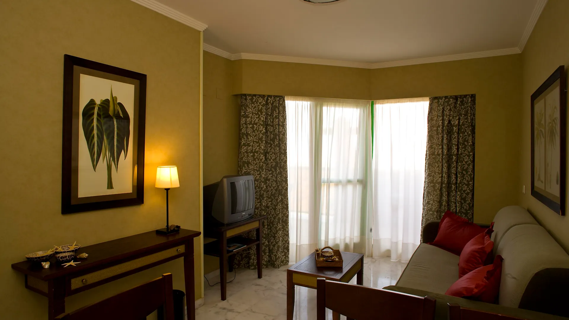 Holiday World Riwo Hotel. Бенальмадена Отель